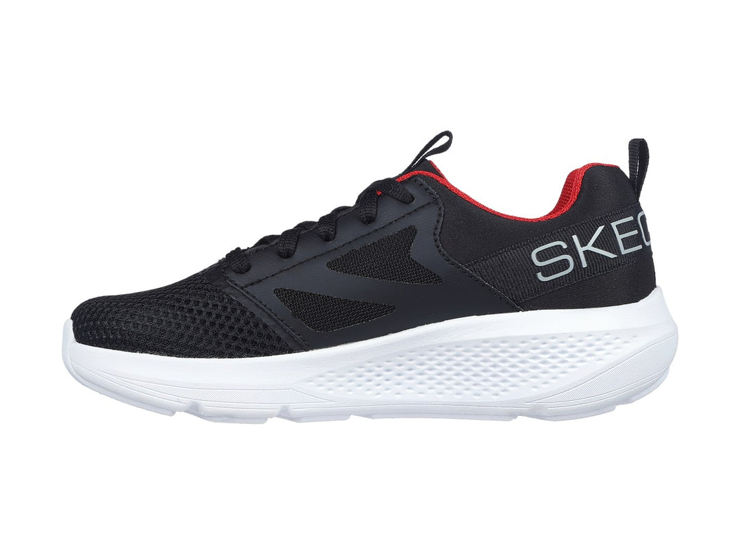 Tenis deportivos Skechers Go Run Elevate en color negro con detalles rojos y suela blanca gruesa.
