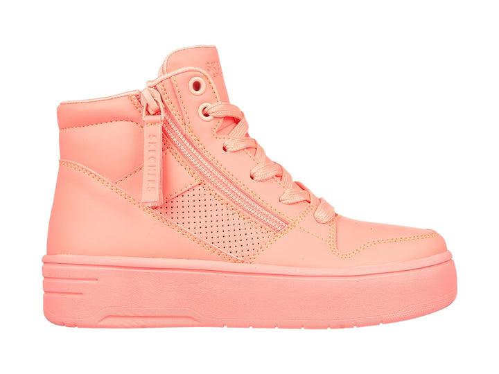 Tenis Skechers modelo Court High en color coral, con diseño de botín, cordones y cierre lateral.