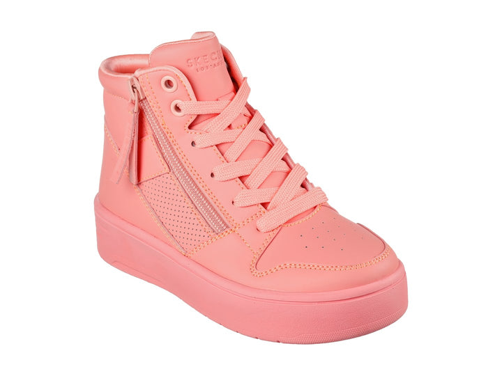 Tenis Skechers modelo Court High en color coral, con diseño de botín, cordones y cierre lateral.