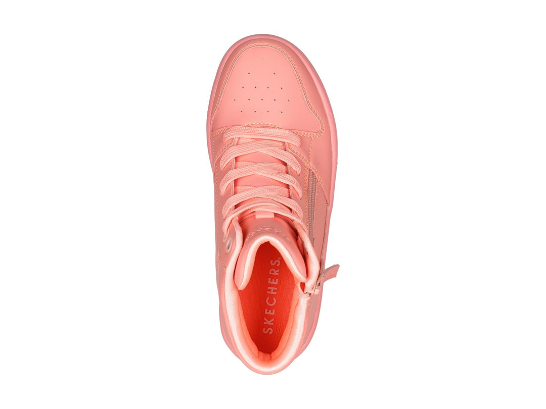 Tenis Skechers modelo Court High en color coral, con diseño de botín, cordones y cierre lateral.