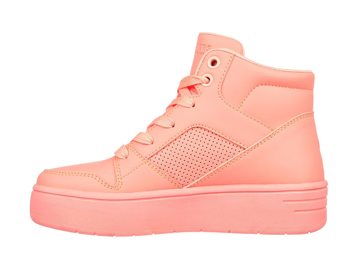 Tenis Skechers modelo Court High en color coral, con diseño de botín, cordones y cierre lateral.