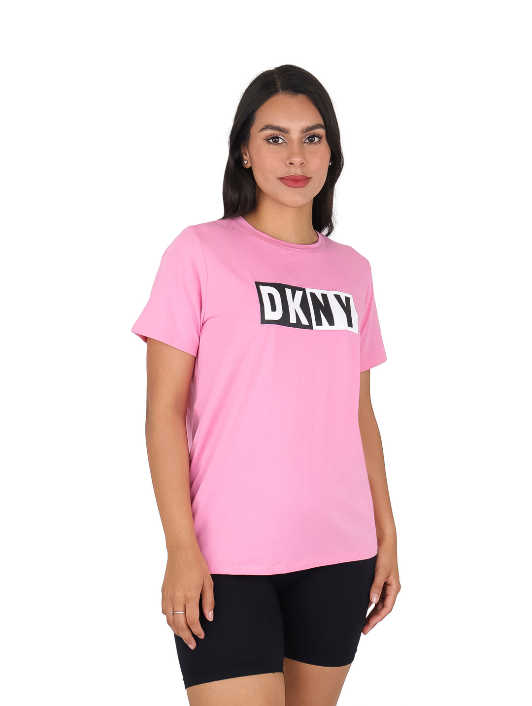 Mujer vistiendo camiseta rosa de manga corta con logotipo DKNY en negro en el pecho.