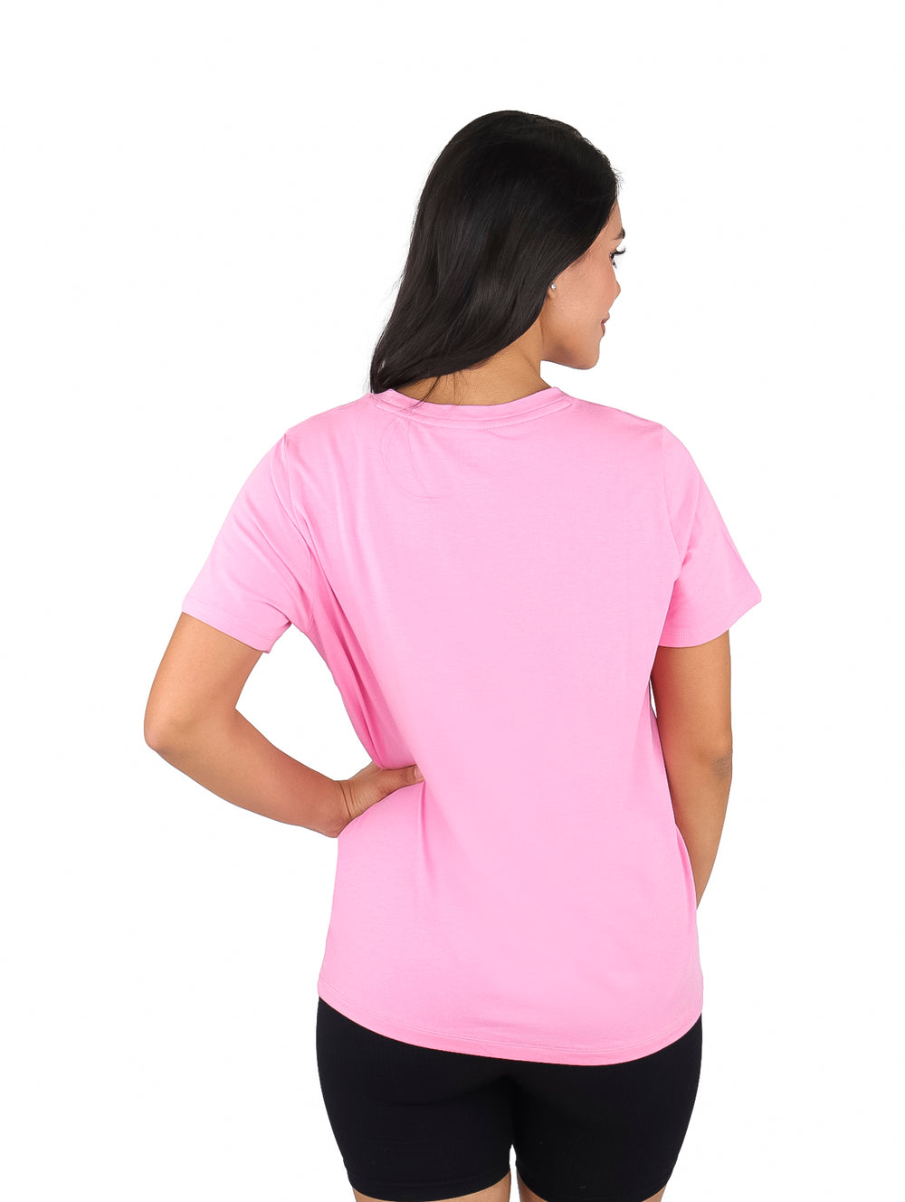 Mujer vistiendo camiseta rosa de manga corta con logotipo DKNY en negro en el pecho.