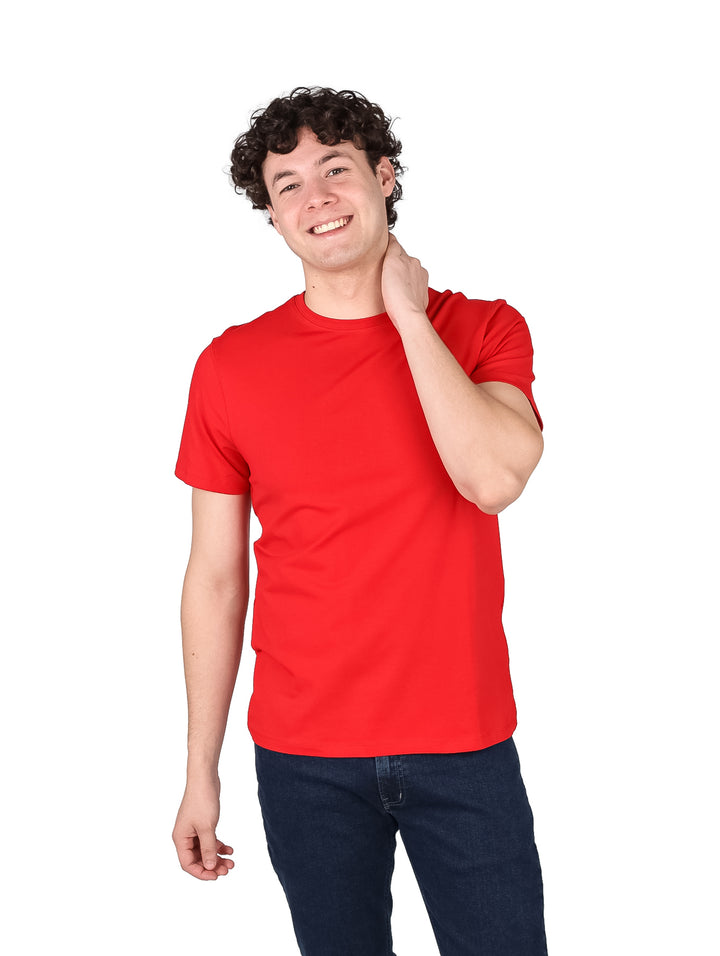 Hombre vistiendo una camiseta roja de manga corta y cuello redondo.