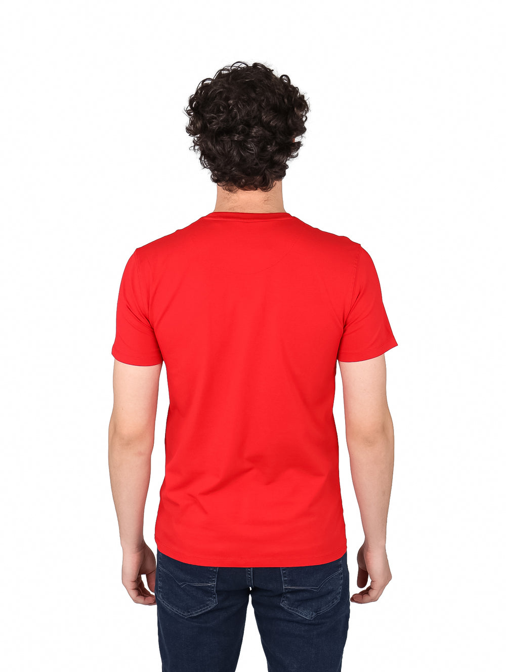 Hombre vistiendo una camiseta roja de manga corta y cuello redondo.