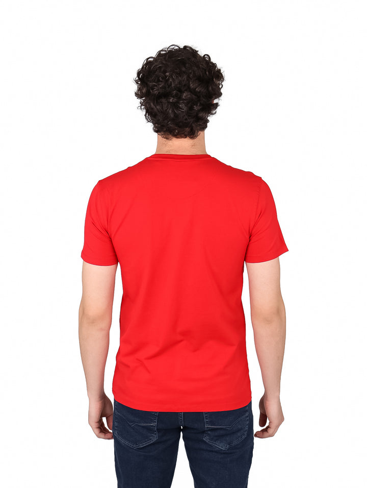 Hombre vistiendo una camiseta roja de manga corta y cuello redondo.