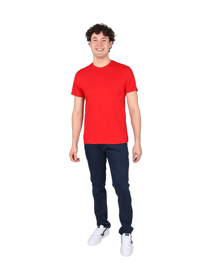 Hombre vistiendo una camiseta roja de manga corta y cuello redondo.