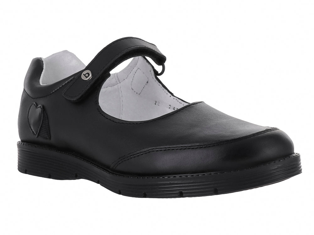Zapato escolar negro para niña con detalle de corazón en el costado y correa de ajuste.