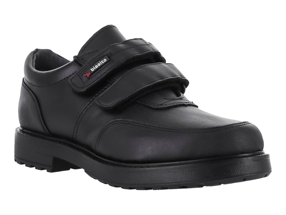 Zapato escolar negro para niño con cierre de velcro y suela resistente.