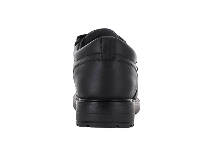Zapato escolar negro para niño con cierre de velcro y suela resistente.