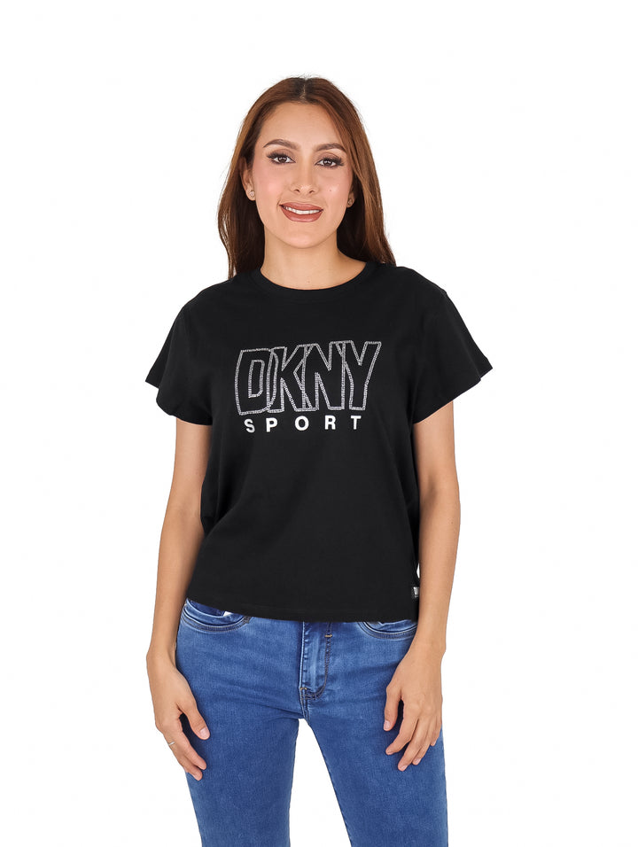 Mujer vistiendo blusa corta negra de manga corta con logo DKNY SPORT en blanco.