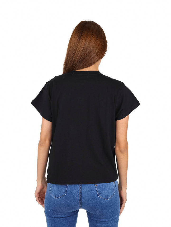 Mujer vistiendo blusa corta negra de manga corta con logo DKNY SPORT en blanco.