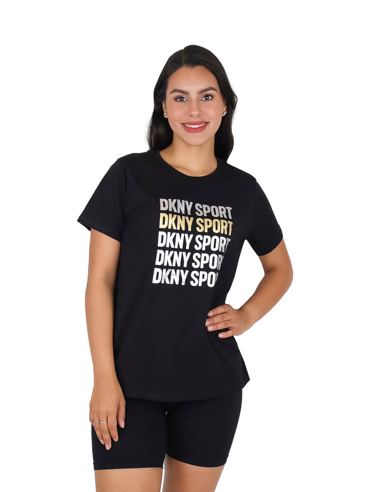 Mujer vistiendo una camiseta negra de manga corta con el texto DKNY SPORT estampado en el pecho.