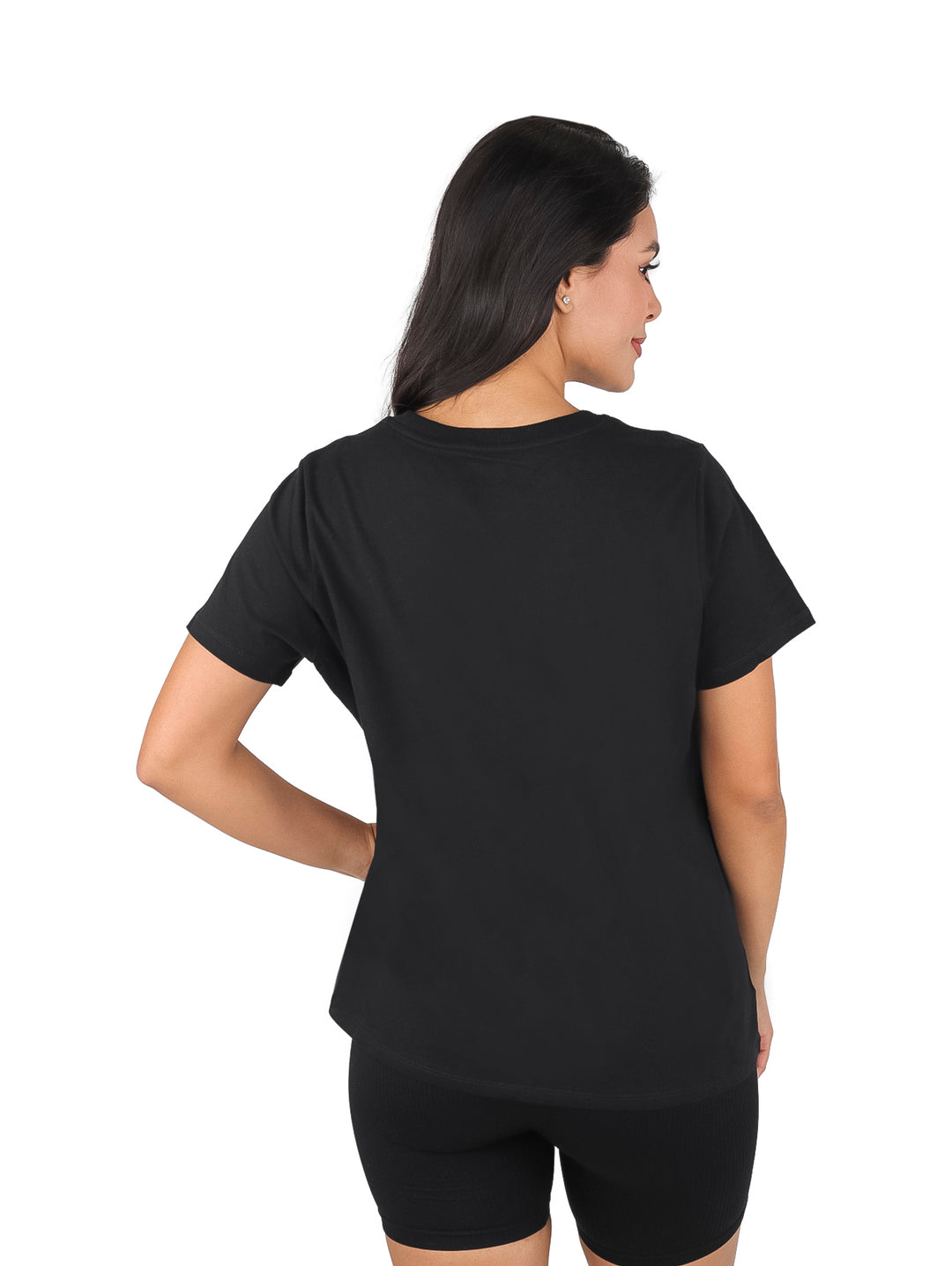 Mujer vistiendo una camiseta negra de manga corta con el texto DKNY SPORT estampado en el pecho.