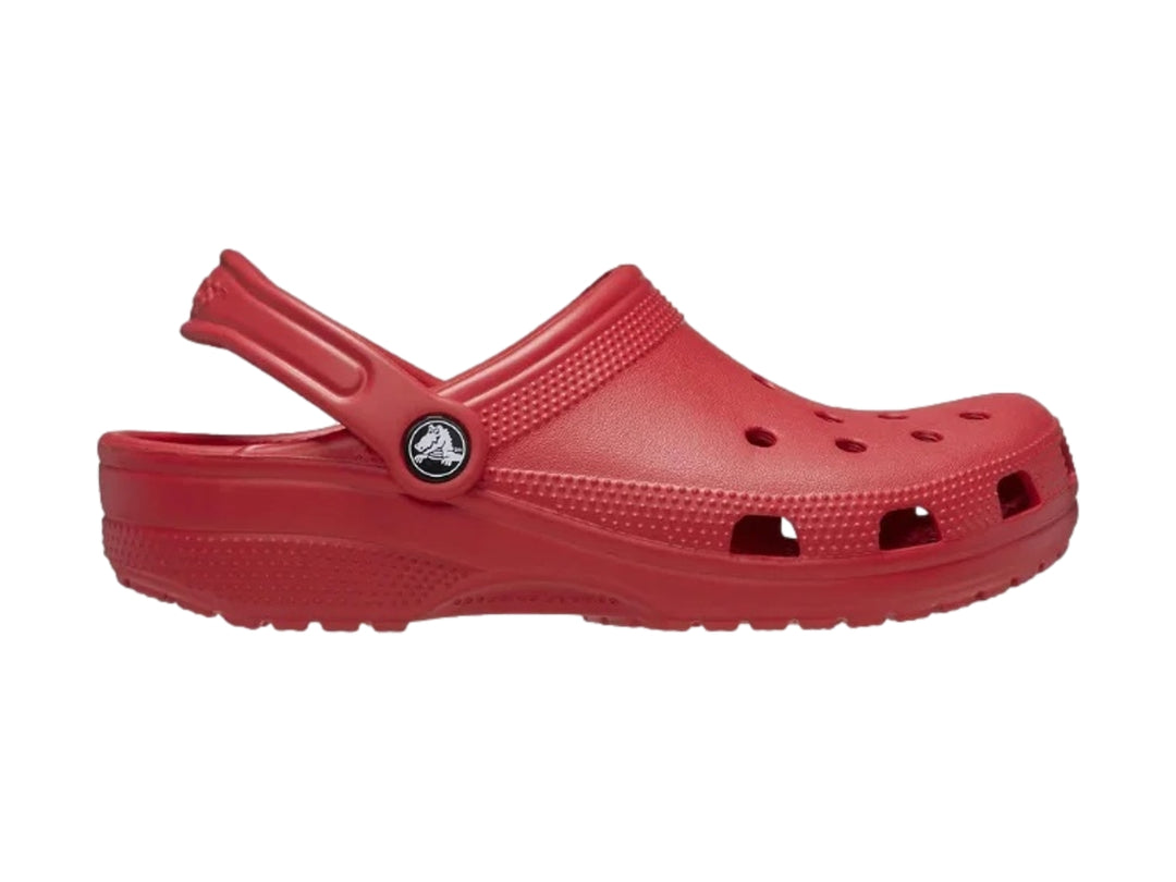 Zueco clásico Crocs en color rojo varsity para niños con correa ajustable.