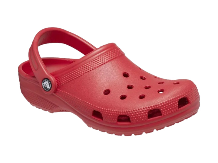 Zueco clásico Crocs en color rojo varsity para niños con correa ajustable.