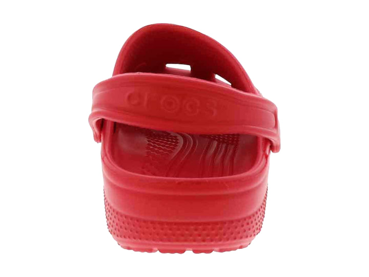 Zueco clásico Crocs en color rojo varsity para niños con correa ajustable.