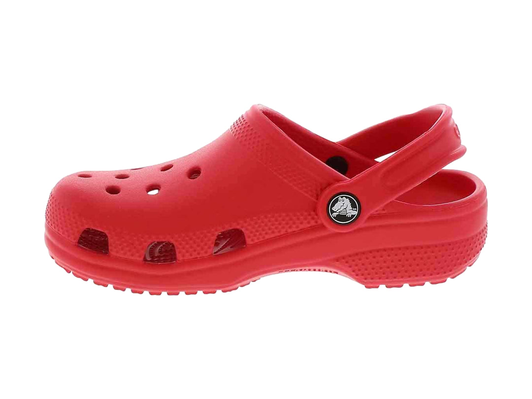 Zueco clásico Crocs en color rojo varsity para niños con correa ajustable.