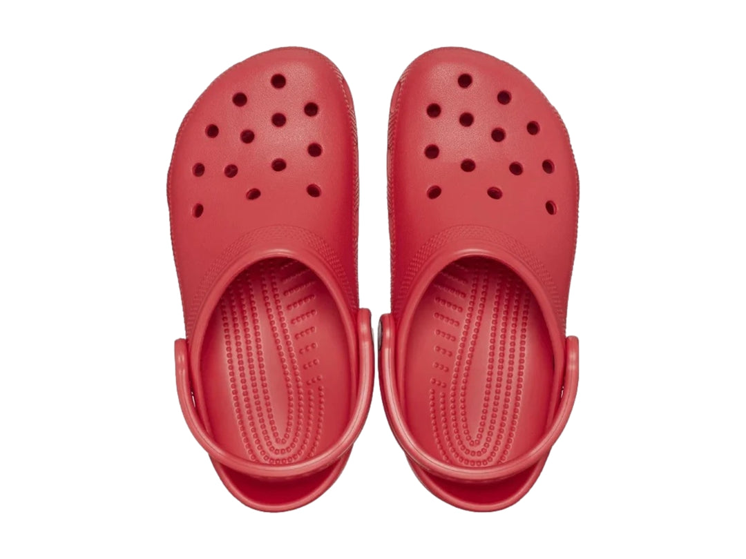 Zueco clásico Crocs en color rojo varsity para niños con correa ajustable.