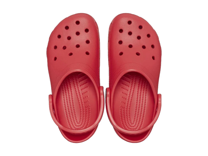 Zueco clásico Crocs en color rojo varsity para niños con correa ajustable.
