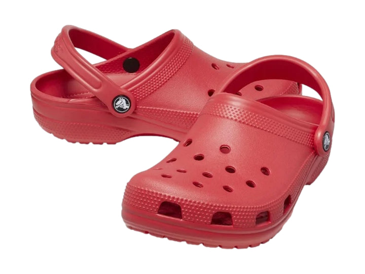 Zueco clásico Crocs en color rojo varsity para niños con correa ajustable.