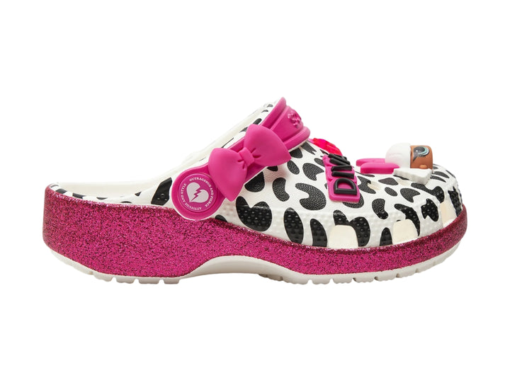 Zuecos blancos Crocs con estampado de leopardo negro, suela y moño rosa con brillos.