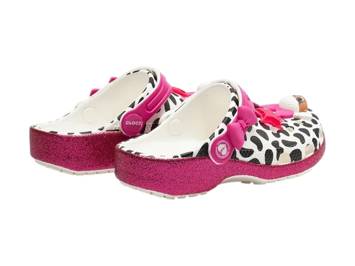 Zuecos blancos Crocs con estampado de leopardo negro, suela y moño rosa con brillos.