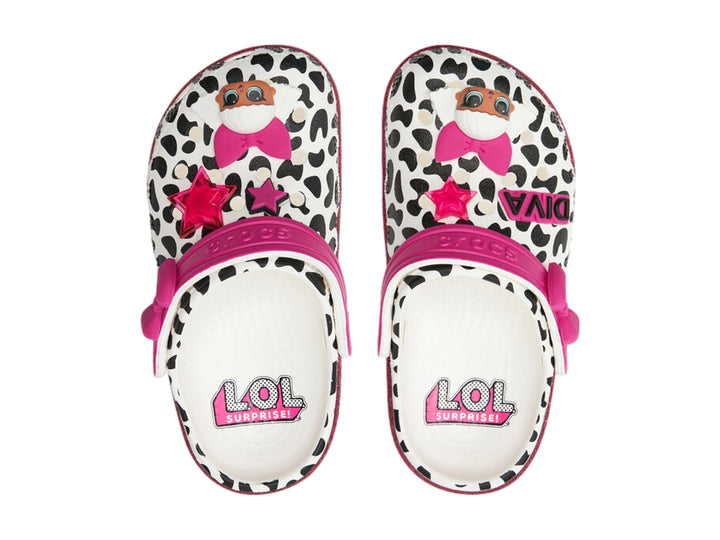 Zuecos blancos Crocs con estampado de leopardo negro, suela y moño rosa con brillos.