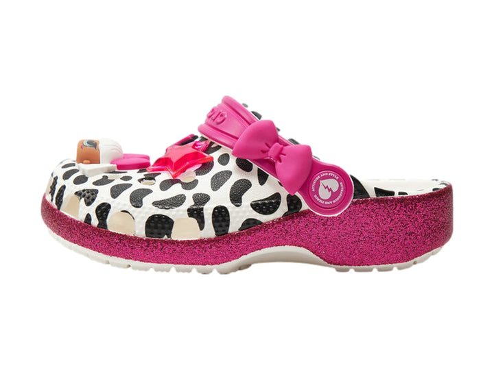 Zuecos blancos Crocs con estampado de leopardo negro, suela y moño rosa con brillos.