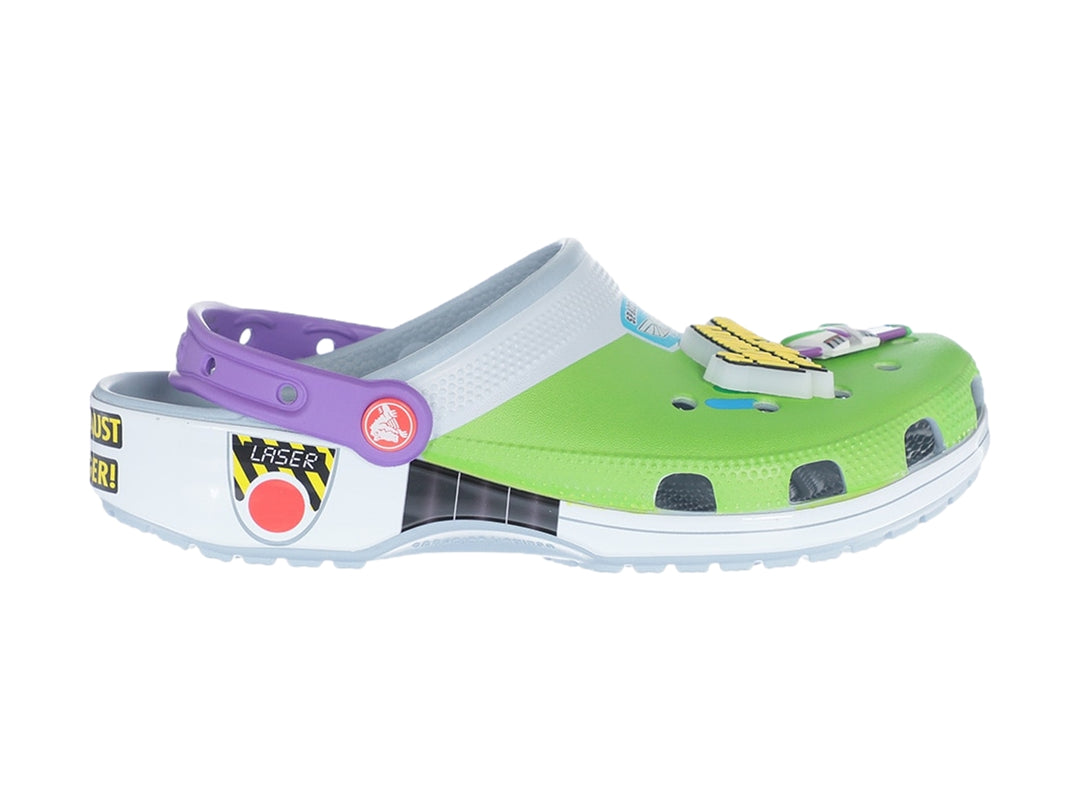 Zueco Crocs infantil inspirado en Buzz Lightyear de Toy Story con colores verde, gris y morado.