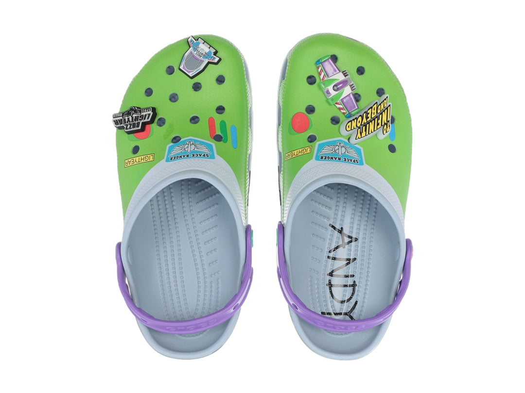 Zueco Crocs infantil inspirado en Buzz Lightyear de Toy Story con colores verde, gris y morado.