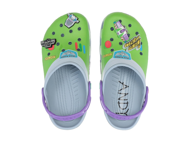 Zueco Crocs infantil inspirado en Buzz Lightyear de Toy Story con colores verde, gris y morado.