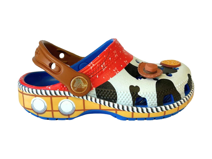 Zuecos Crocs infantiles temáticos de Woody de Toy Story con diseño multicolor y estampado de vaca.