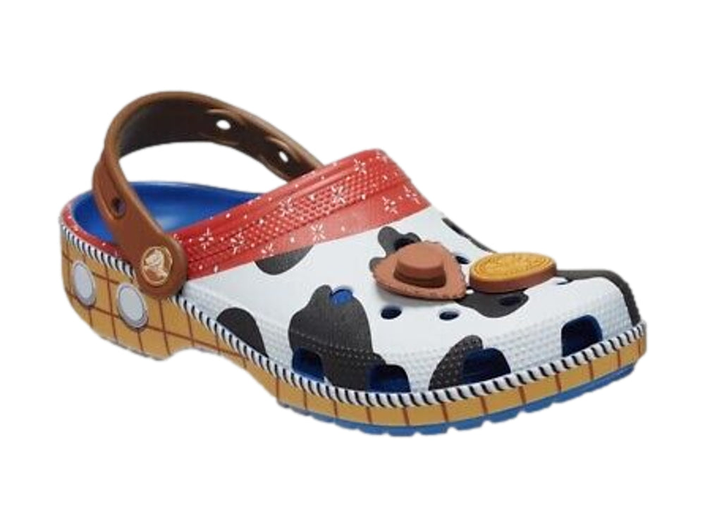 Zuecos Crocs infantiles temáticos de Woody de Toy Story con diseño multicolor y estampado de vaca.