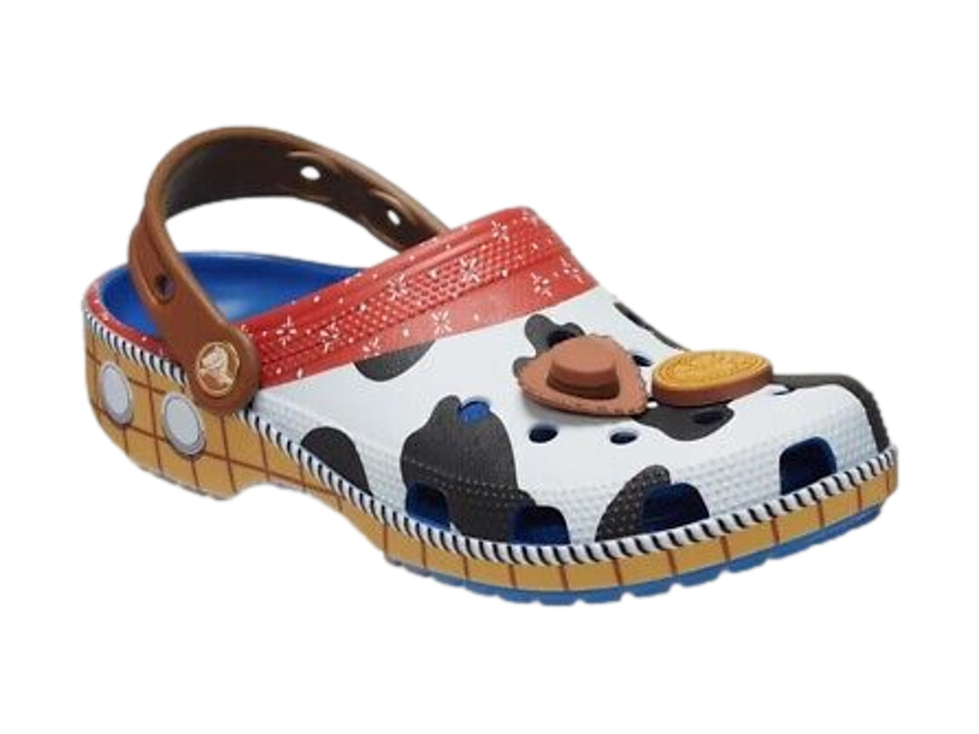 Zuecos Crocs infantiles temáticos de Woody de Toy Story con diseño multicolor y estampado de vaca.