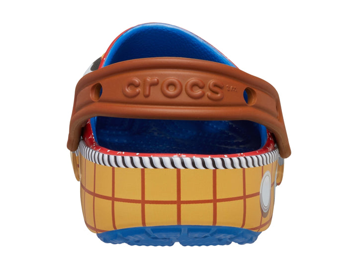 Zuecos Crocs infantiles temáticos de Woody de Toy Story con diseño multicolor y estampado de vaca.