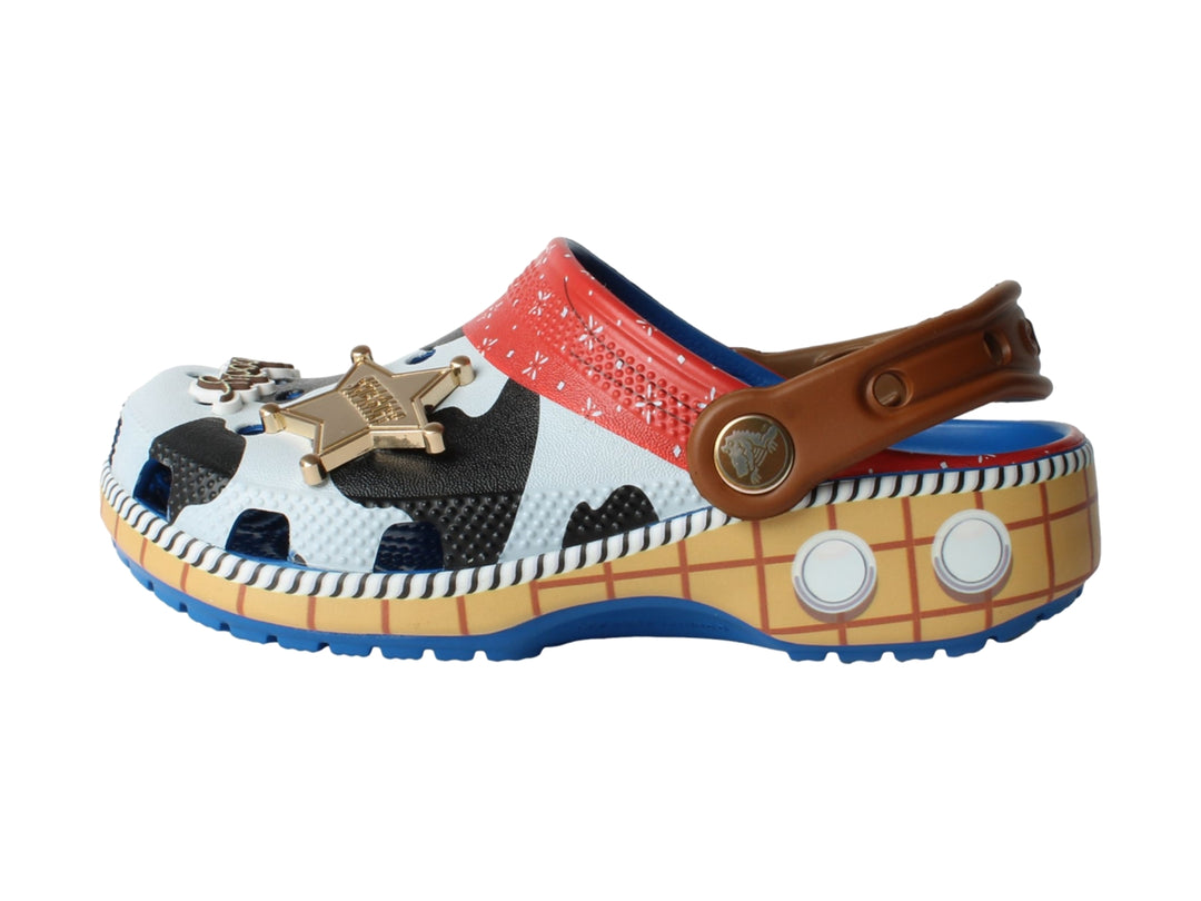 Zuecos Crocs infantiles temáticos de Woody de Toy Story con diseño multicolor y estampado de vaca.