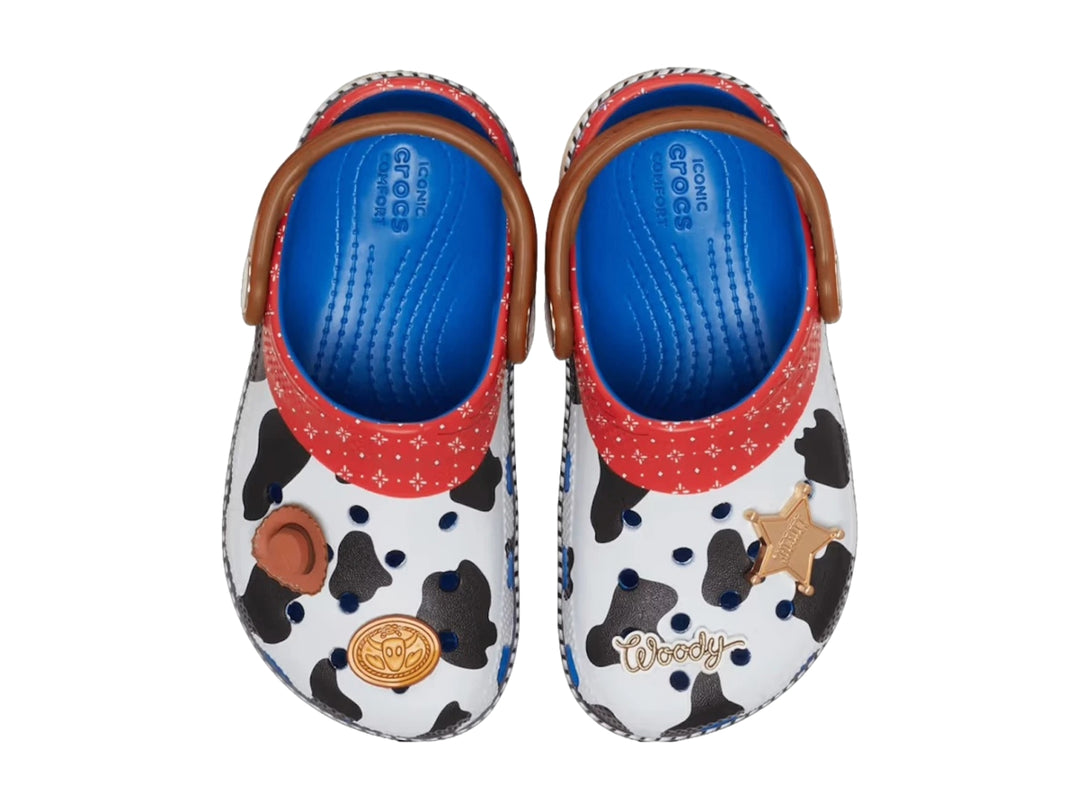 Zuecos Crocs infantiles temáticos de Woody de Toy Story con diseño multicolor y estampado de vaca.