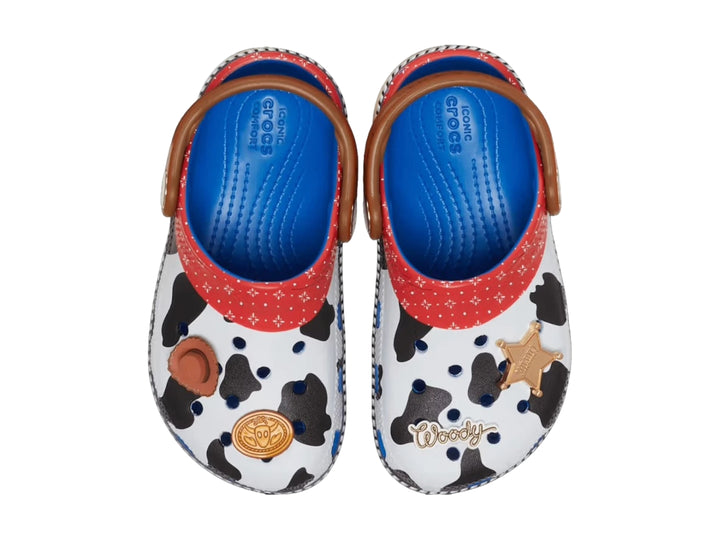 Zuecos Crocs infantiles temáticos de Woody de Toy Story con diseño multicolor y estampado de vaca.