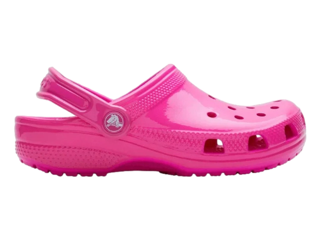 Zuecos Crocs Classic en color rosa neón brillante con correa ajustable trasera.
