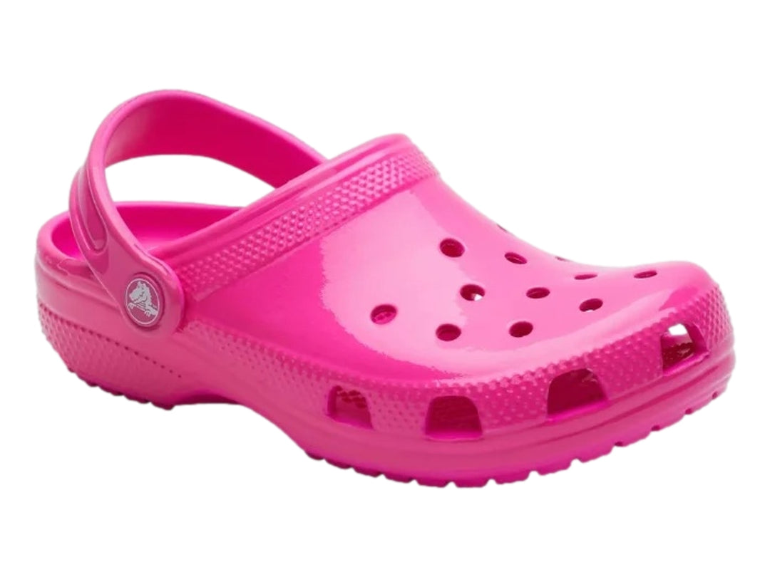 Zuecos Crocs Classic en color rosa neón brillante con correa ajustable trasera.