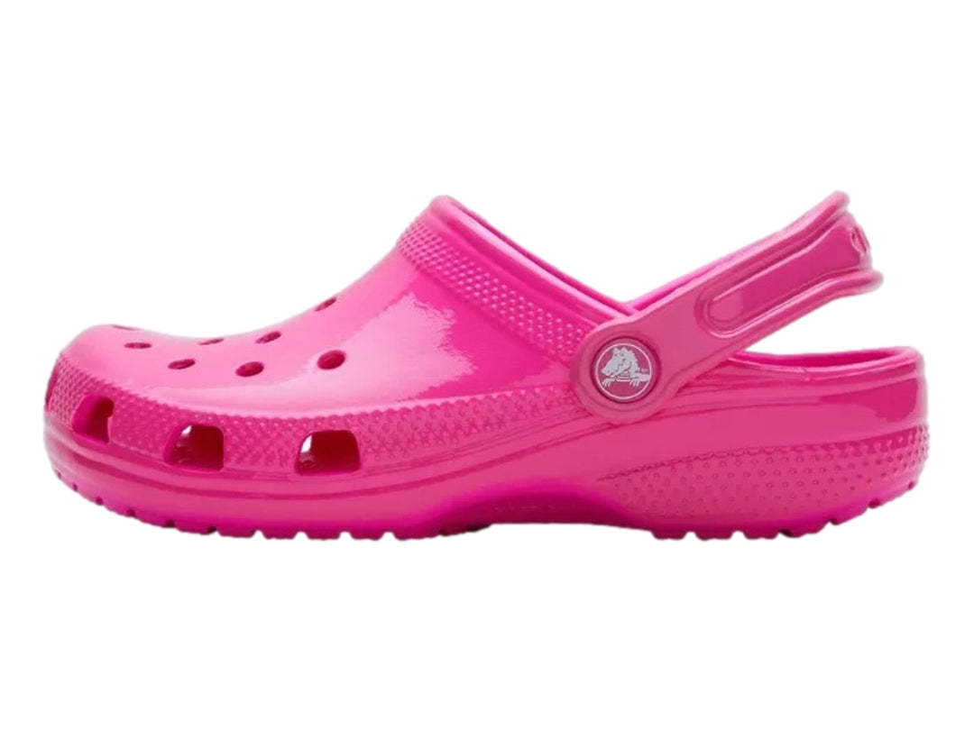 Zuecos Crocs Classic en color rosa neón brillante con correa ajustable trasera.