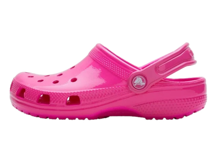 Zuecos Crocs Classic en color rosa neón brillante con correa ajustable trasera.