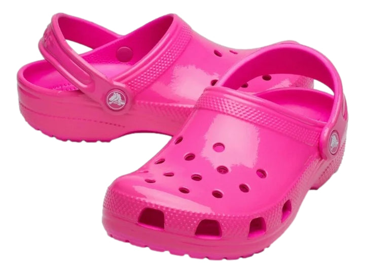 Zuecos Crocs Classic en color rosa neón brillante con correa ajustable trasera.