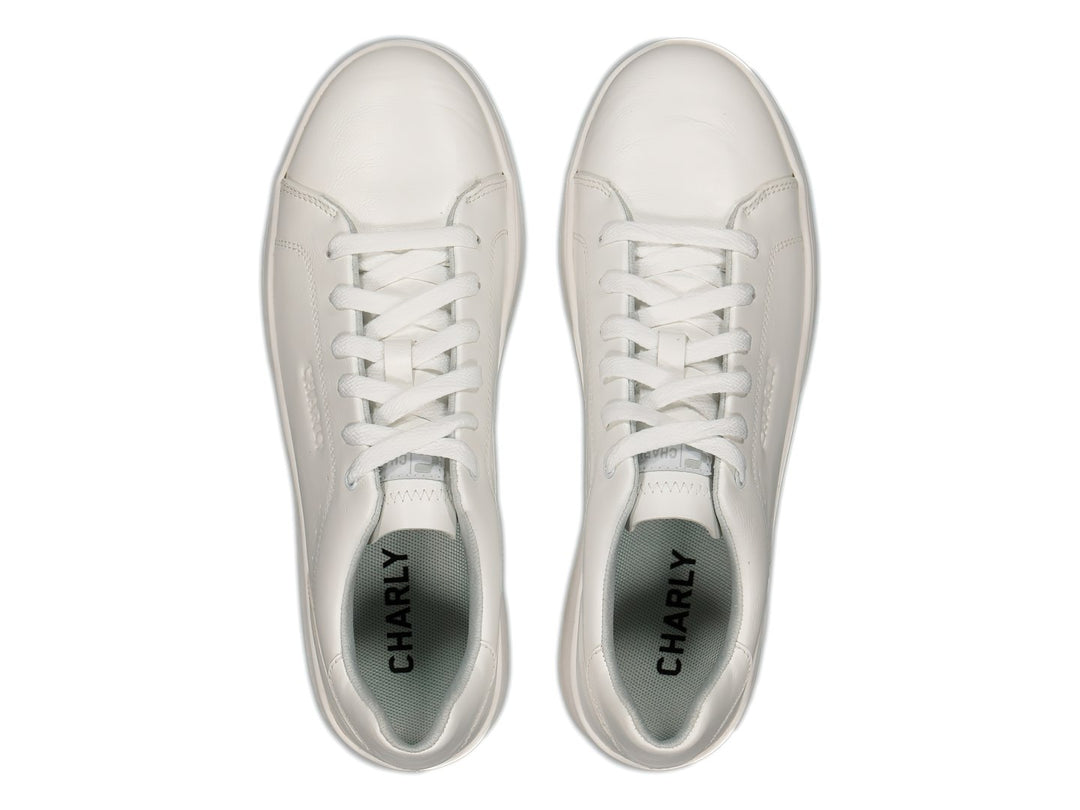 Tenis deportivos Charly de color blanco con agujetas y suela blanca, vista lateral.