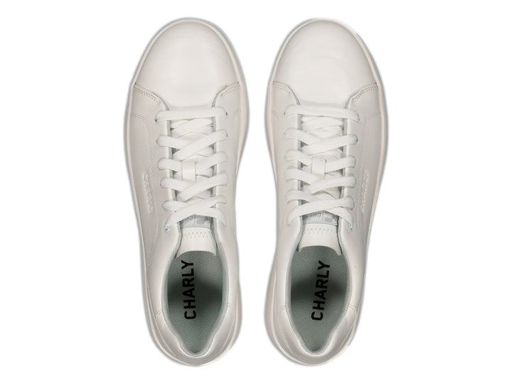 Tenis deportivos Charly de color blanco con agujetas y suela blanca, vista lateral.
