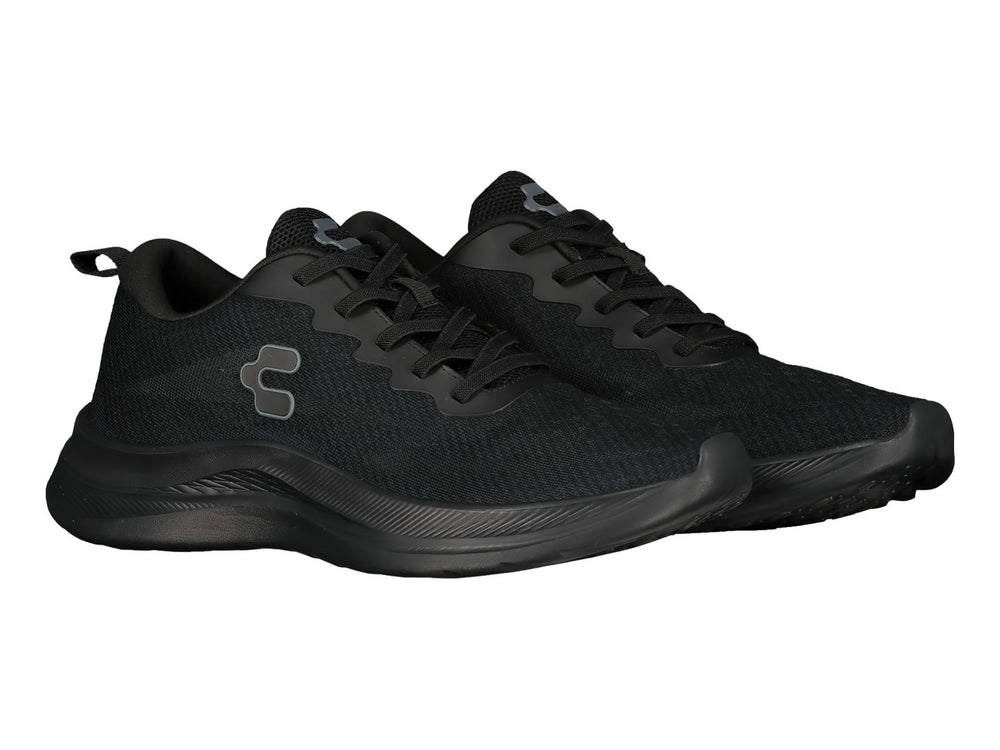 Tenis deportivos Charly en color negro total con suela ergonómica y parte superior de malla transpirable.