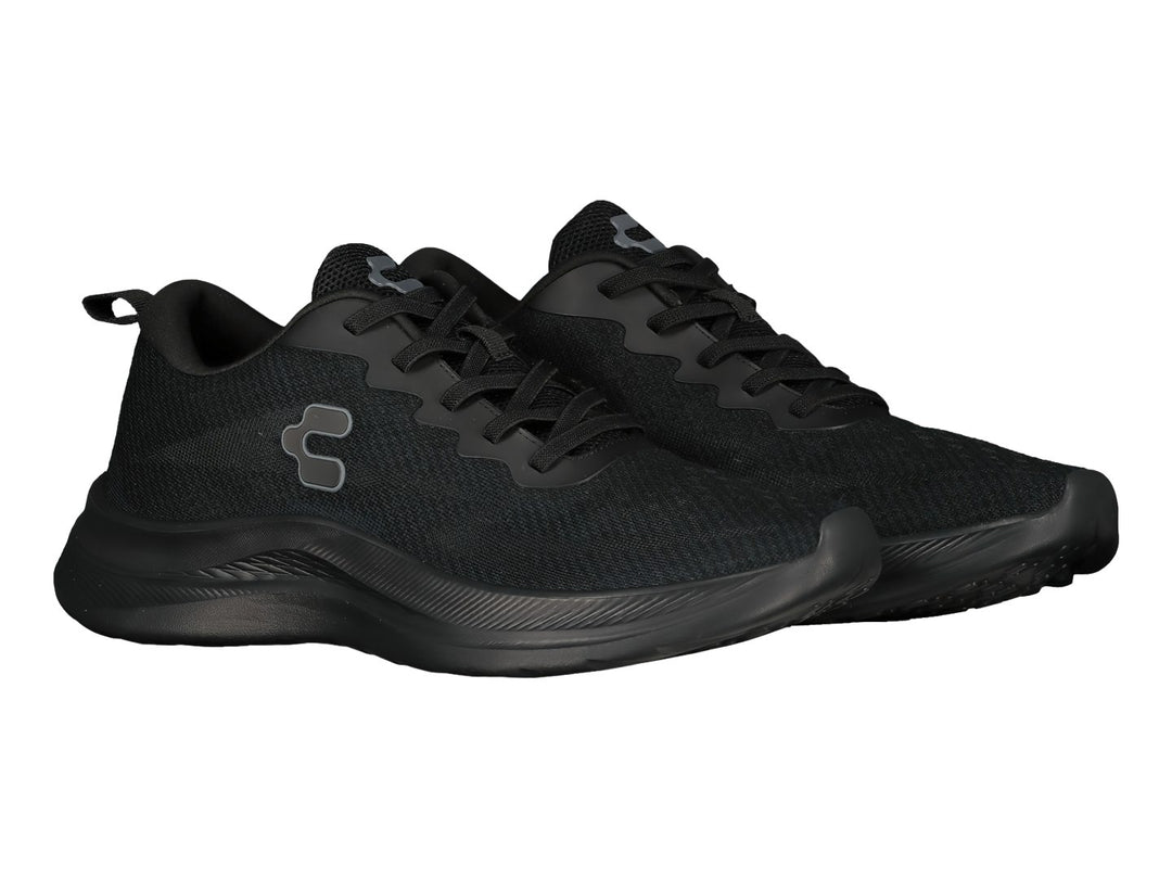 Tenis deportivos Charly en color negro total con suela ergonómica y parte superior de malla transpirable.