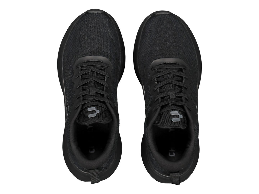 Tenis deportivos Charly en color negro total con suela ergonómica y parte superior de malla transpirable.