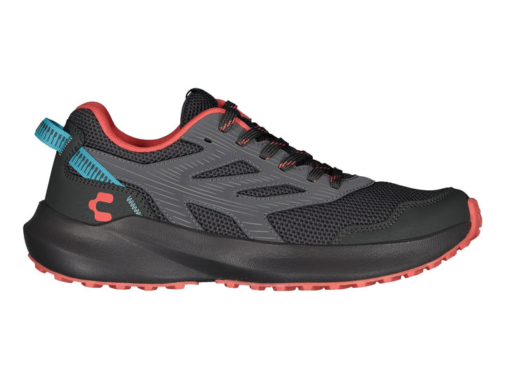 Tenis deportivos Charly color gris oscuro con suela y detalles en rojo y pestaña azul.